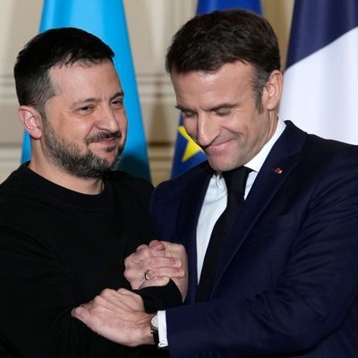 Macron sagte außerdem die Ausbildung von 4.500 ukrainischen Soldaten in Frankreich zu.