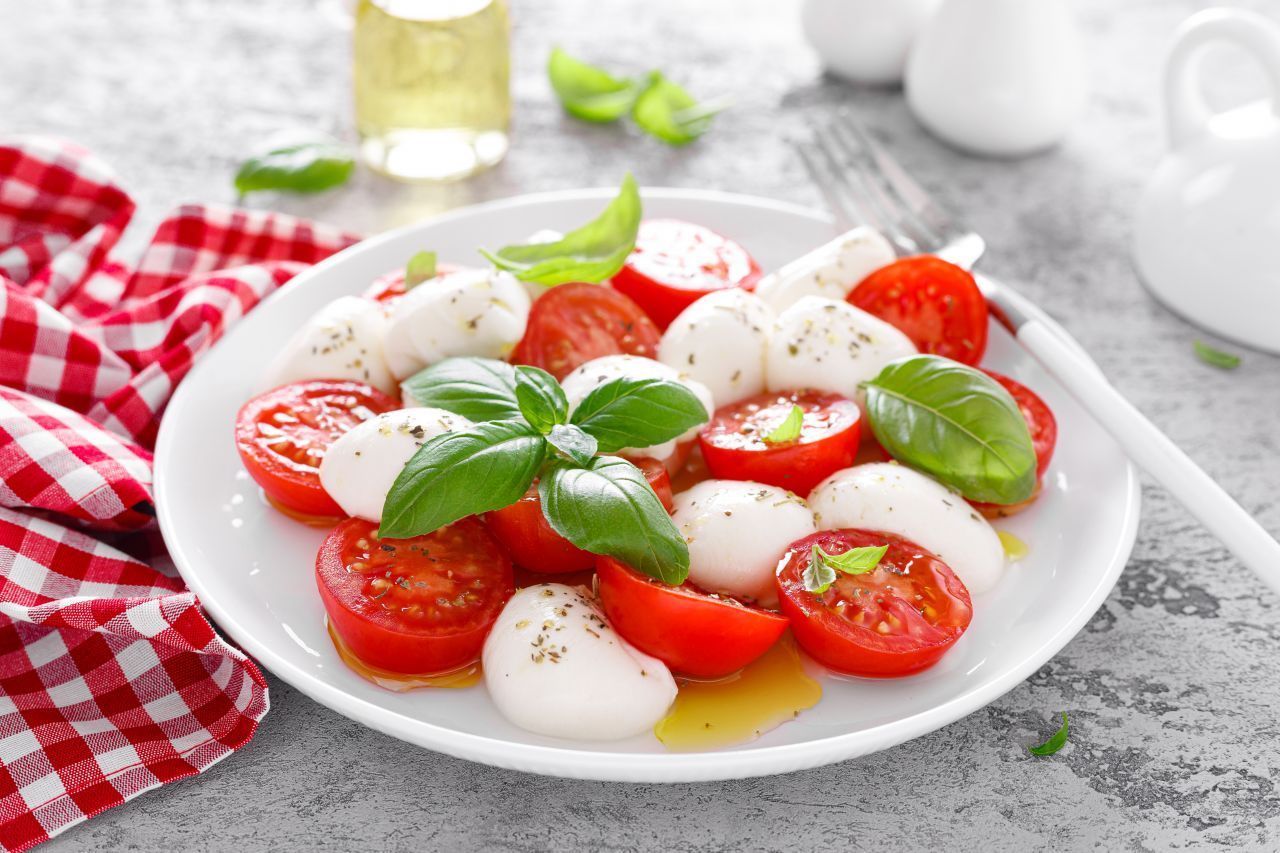 Insalata Caprese ist ein Klassiker der italienischen Küche. Für den Salat belegt man rohe Tomaten-Scheiben mit dünn geschnittenem Mozzarella und je einem Basilikum-Blatt. Mit Salz und Pfeffer würzen, Oliven-Öl darüber träufeln, fertig.

