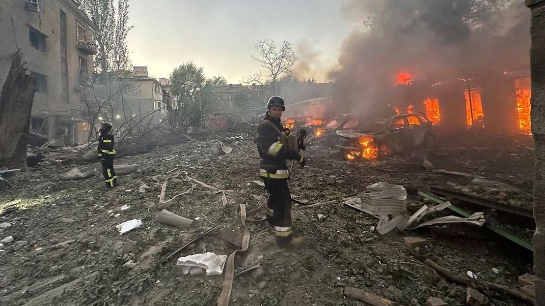 Auf diesem vom ukrainischen Katastrophenschutz zur Verfügung gestellten Foto löschen Feuerwehrleute ein Feuer, nachdem Russland die Stadt in der Nacht zum 29.09. mit Lenkbomben angegriffen hat.