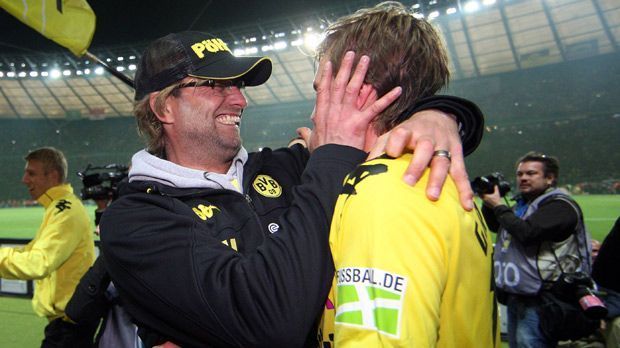 
                <strong>Pokalsieger 2012</strong><br>
                Pokalsieger 2012: Im Endspiel des DFB-Pokals traf Meister Dortmund eben auf die Bayern - und deklassierten sie. In einem epischen Finale stand es schon zur Pause 3:1 für die Borussia. Endstand: 5:2! Mann des Tages war der dreifache Torschütze Robert Lewandowski, der die Bayern-Abwehr quasi im Alleingang auseinander nahm. Nicht einmal die frühe Verletzung von Borussen-Keeper Roman Weidenfeller konnte Klopps Mannschaft in Berlin stoppen.
              