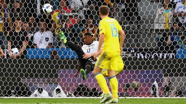 
                <strong>Jerome Boateng (Deutschland)</strong><br>
                Jerome Boateng (Deutschland): Bei der EM-Endrunde 2016 musste Jerome Boateng schon im Auftaktspiel gegen die Ukraine hellwach sein. Der Abwehr-Koloss rettete beim Stand von 1:0 für die DFB-Elf den Vorsprung durch eine artistische Klärungsaktion auf der Linie - die Bilder gingen anschließend um die Welt. Deutschland gewann mit 2:0 und kam schlussendlich bis ins Halbfinale. Dort schied zunächst Boateng verletzt aus und später auch Deutschland gegen Gastgeber Frankreich (0:2)
              