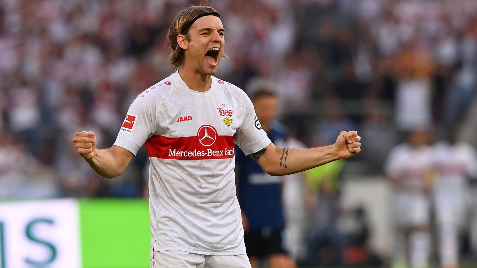 
                <strong>Borna Sosa (VfB Stuttgart) </strong><br>
                Schlägt die Ecken zum 1:0 und 3:0. Im Tandem mit Führich von der HSV-Abwehr kaum in den Griff zu bekommen. Defensiv allerdings mit einigen Unaufmerksamkeiten. ran-Note: 2
              