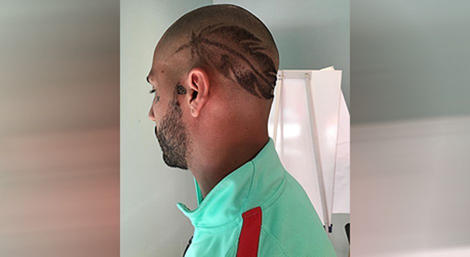 
                <strong>Ricardo Quaresma</strong><br>
                Portugals Star Ricardo Quaresma legte sich vor dem Halbfinale der EM 2016 gegen Wales einen neuen Look zu. Er ließ sich die Haare auf dem Hinterkopf in Feder-Form frisieren. Was er uns damit sagen will? Vielleicht ist es eine Anspielung auf Quaresmas Spitznamen "Mustang", den er aufgrund seiner Lauffreudigkeit und Schnelligkeit erhielt.
              