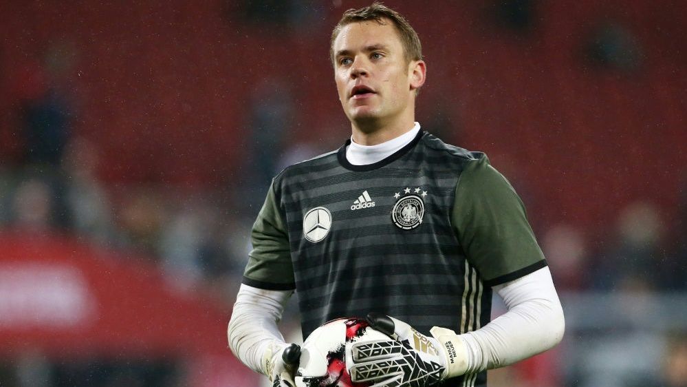 <strong>Manuel Neuer (FC Bayern München/38/117)</strong> <br>Na klar, wer sonst. Am Status des langjährigen DFB-Kapitäns gab und gibt es keine Zweifel, der schwere Patzer im Champions-League-Halbfinale bei Real Madrid (1:2) hin oder her. Daher klopfte die Dachdeckerin Chiara bei Instagram eine "1" aus einer Schieferplatte. Die trägt bei der EM Neuer - wer sonst?