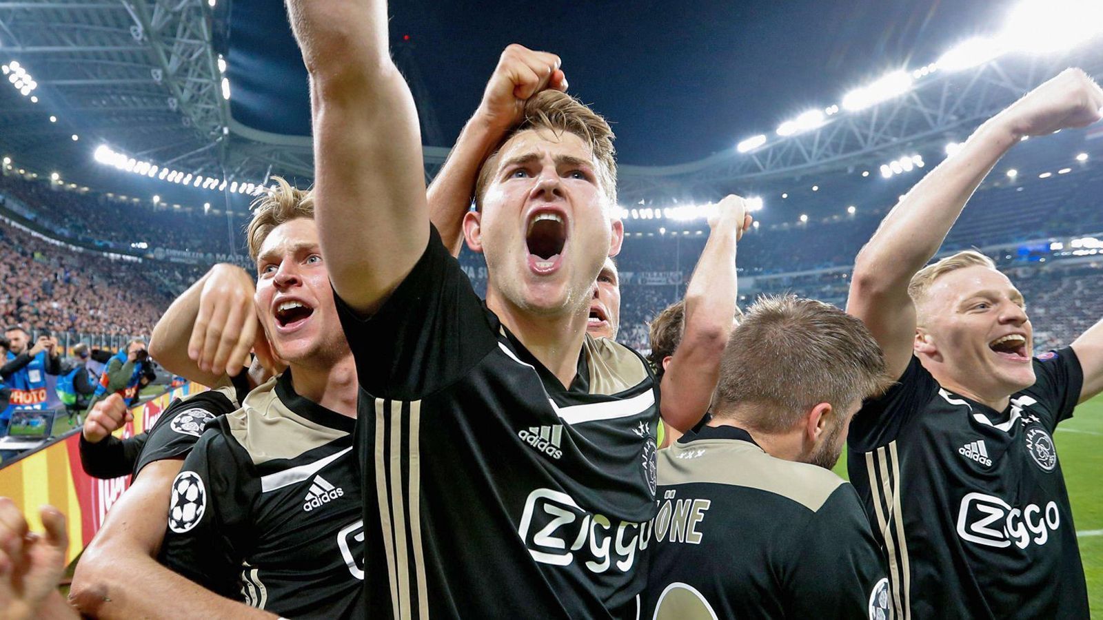 
                <strong>Ajax: Talente statt Stars</strong><br>
                Einen ähnlichen Weg verfolgt auch Ajax Amsterdam, auch die Niederländer geben wenig Geld für Stars aus. Der anhaltende Erfolg des Vereins liegt in dessen Jugend-Konzept begründet. Die Ajax-Talentschmiede "De Toekomst" zählt zu den besten der Welt und hat unter anderem Frenkie de Jong (l.), Matthijs de Ligt (M.) und Donny van de Beek (r.) hervorgebracht. Im Viertelfinal-Rückspiel gegen Juventus Turin standen sechs Spieler aus der eigenen Jugend in der Startelf. Insgesamt befinden sich derzeit 13 Akteure aus dem eigenen Nachwuchs im Profi-Kader. Der Einzug ins Halbfinale der Champions League zeigt, dass sich gute Nachwuchsarbeit bezahlt macht.
              