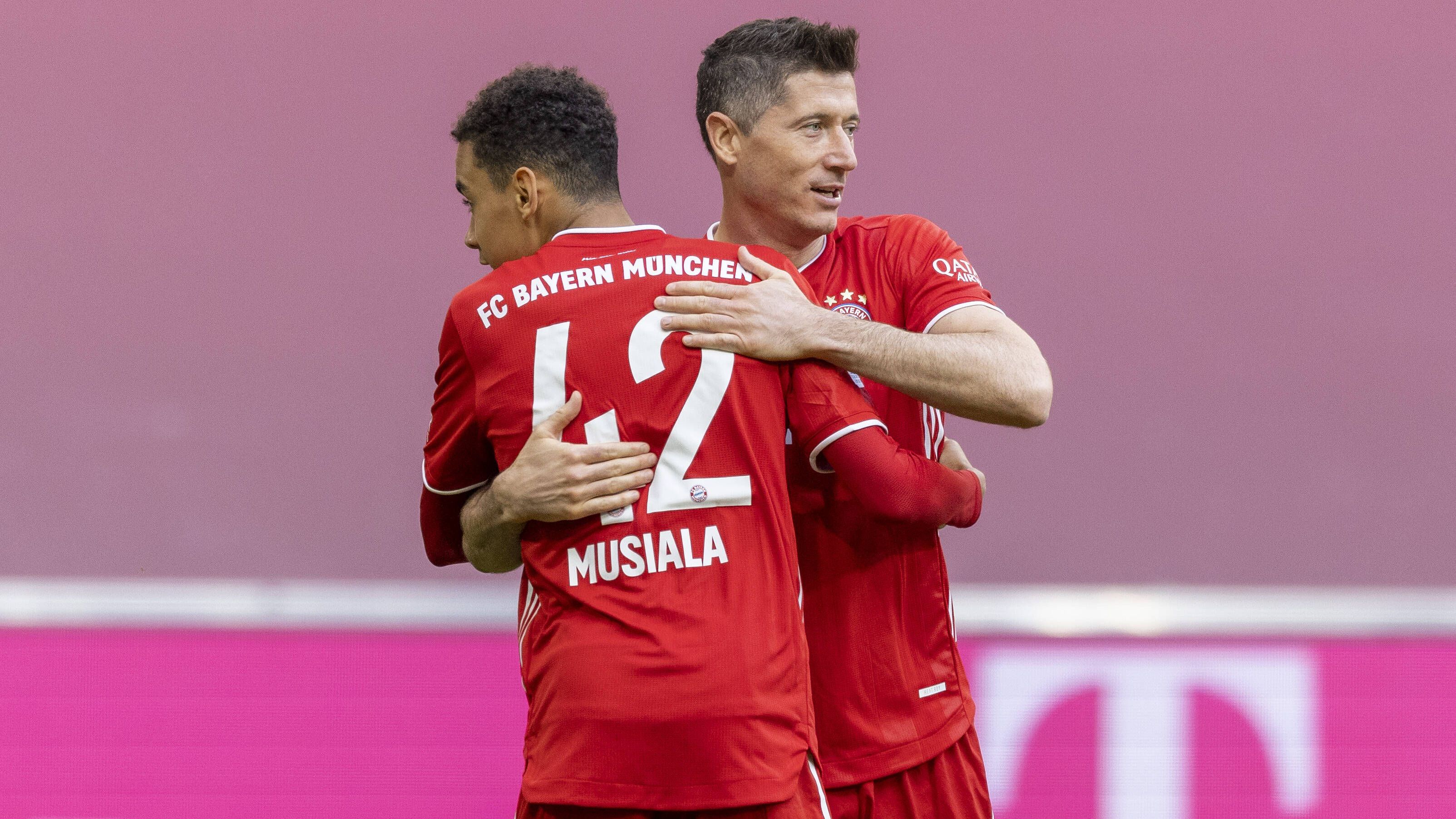 <strong>14. FC Bayern 2020/21 - 32. Spieltag</strong><br>Es ist die letzte Bayern-Saison mit Trainer Hansi Flick, am drittletzten Spieltag beschenken ihn seine Spieler mit einem 6:0-Kantersieg gegen Gladbach. Die rechnerische Entscheidung in der Meisterschaft war aber bereits zuvor am Nachmittag gefallen, als der BVB gegen Bayern-Verfolger Leipzig gewann.