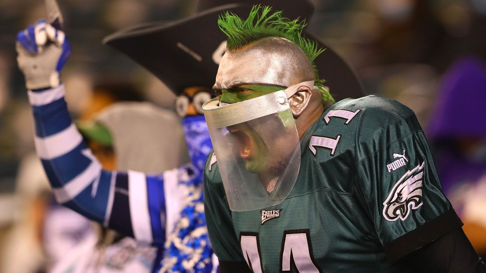 
                <strong>Verlierer: Die NFL-Fans </strong><br>
                Gerade aus Sicht der Fans war die diesjährige Trade-Deadline ein doch sehr unspektakulär. Obwohl einige Stars von ihren Teams ins Schaufenster gestellt wurden, blieb ein großer "Blockbuster-Trade" aus. Der sonst so lebhafte Abschlusstag war an Langeweile kaum zu überbieten, insgesamt wurden nur zwei unspektakuläre Trades abgeschlossen. Obwohl einige Teams dringend auf Verstärkungen angewiesen waren, hielten sich die meisten vollkommen zurück und sorgten so für wenig Verständnis bei ihren Anhängern.    
              