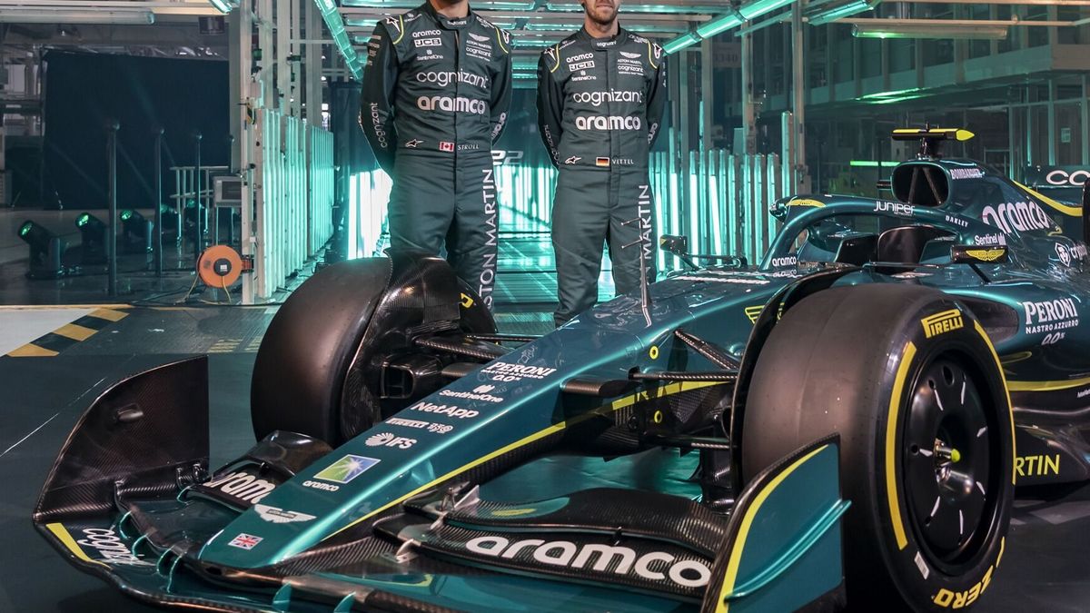 Lance Stroll und Sebastian Vettel mit dem neuen Aston Martin AMR22 für die Formel-1-Saison 2022