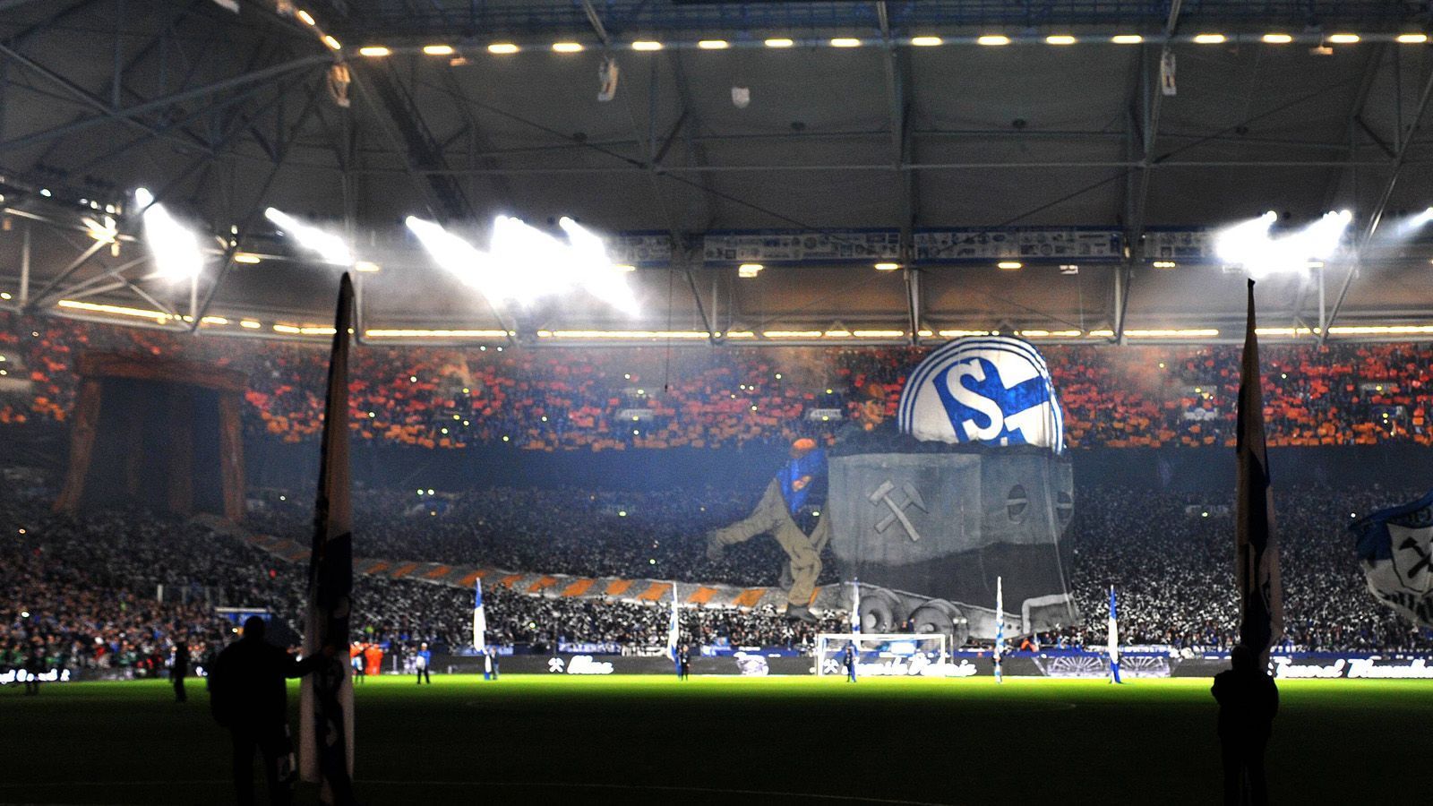 
                <strong>Schalke 04</strong><br>
                Hier die Choreographie aus einem anderen Winkel.
              