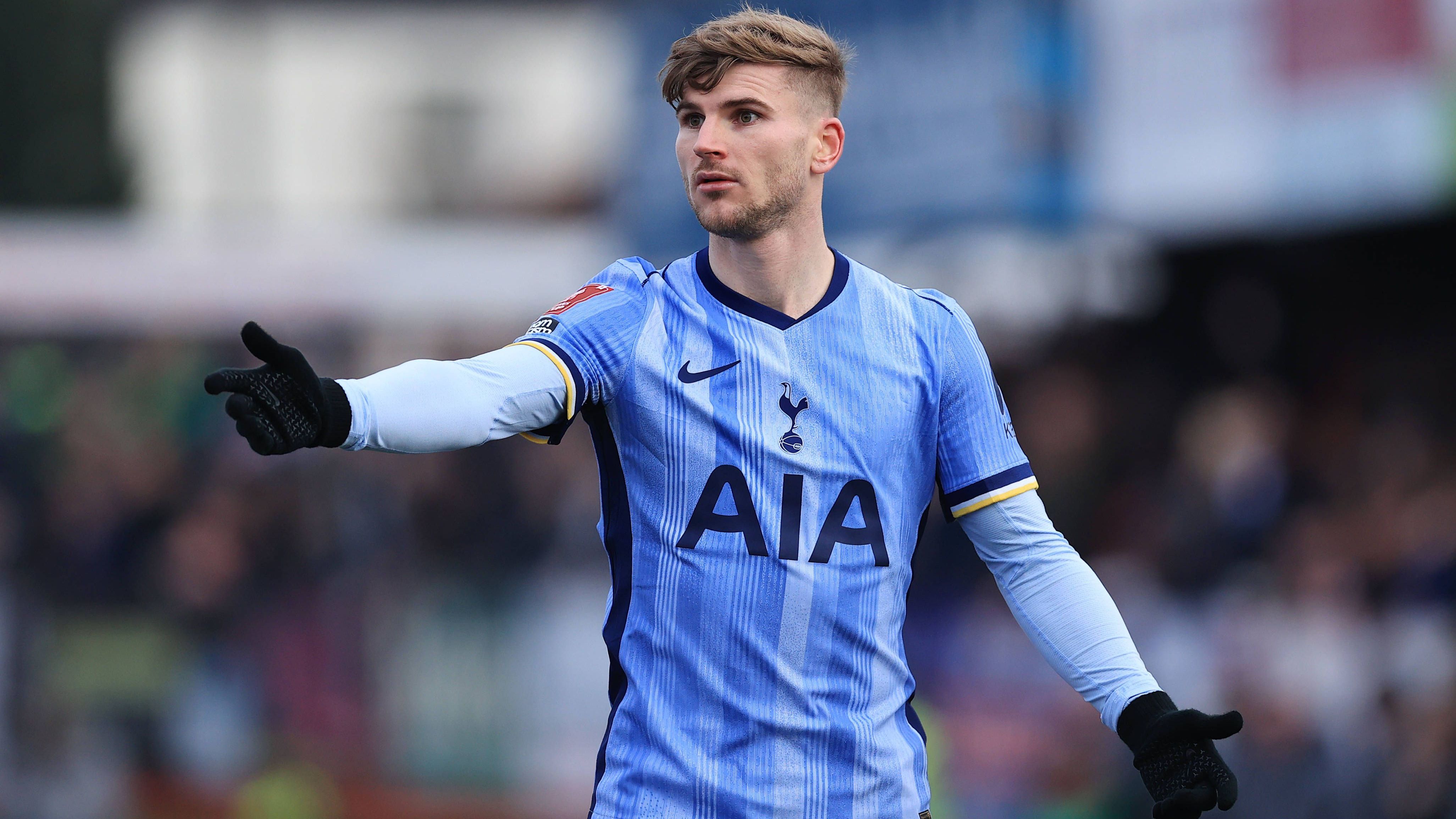 <strong>Timo Werner (Tottenham Hotspur)</strong><br>... dann wurde er zugunsten von zwei Neuzugängen (u.a. Bayern-Leihgabe Mathys Tel) nicht für den internationalen Kader gemeldet. In seinem ersten&nbsp; Jahr bei den Spurs kam er nicht wirklich in Tritt, traf in 41 Pflichtspielen dreimal. Weil Leipzig wohl auch keine Verwendung für Werner hat, gilt laut "Bild" Schwesterklub New York Red Bulls als möglicher Abnehmer.