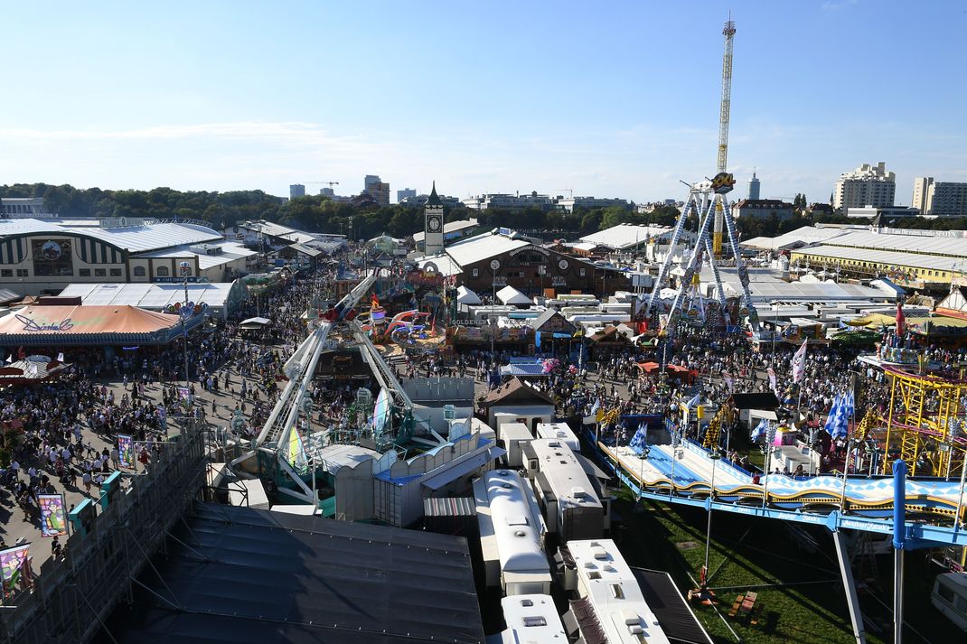 Das Oktoberfest ist aus dem neuen Fahrgeschäft Skylift zu sehen.