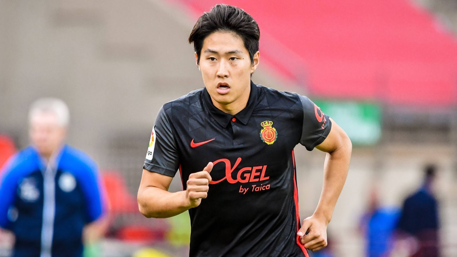 
                <strong>Kang-in Lee (Paris Saint-Germain)</strong><br>
                Der französische Meister Paris Saint-Germain hat die Verpflichtung des Südkoreaners Kang-in Lee bestätigt. Der 22 Jahre alte Offensivspieler wechselt von La-Liga-Klub RCD Mallorca nach Paris, wo er einen Vertrag bis 2028 unterzeichnet. Die Ablöse für Lee soll sich Medienberichten zufolge auf 22 Millionen Euro belaufen. Vor seinem Durchbruch auf Mallorca spielte Lee bereits für den FC Valencia in La Liga. 
              