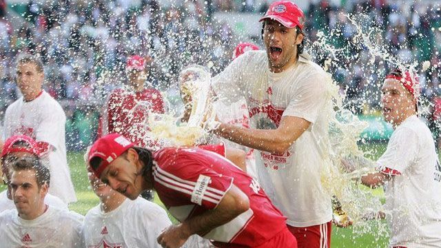 <strong>8. FC Bayern 2007/2008 - 31. Spieltag</strong><br>
                Weniger glanzvoll verläuft das Meisterstück für die Münchner im Mai 2008. Durch ein lahmes 0:0 in Wolfsburg holt der Rekordmeister unter Ottmar Hitzfeld den Meistertitel am 31. Spieltag. Im Jahr darauf wird wieder in Wolfsburg gefeiert, dieses Mal ist aber Wolfsburg der Meister.
