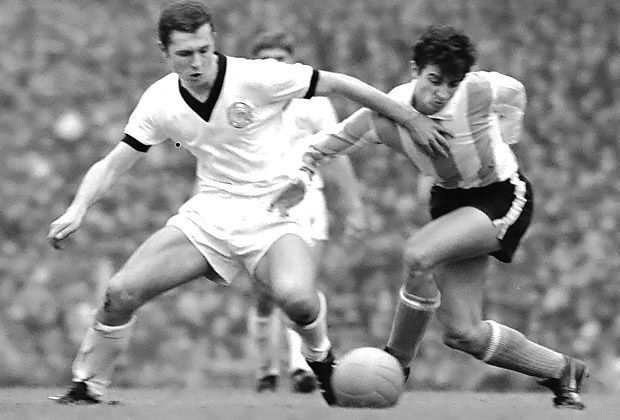 
                <strong>WM 1966</strong><br>
                1966 in England spielte Deutschland gegen Argentinien (0:0) schon einmal in weißen Hosen. Der Kaiser kann's tragen!
              