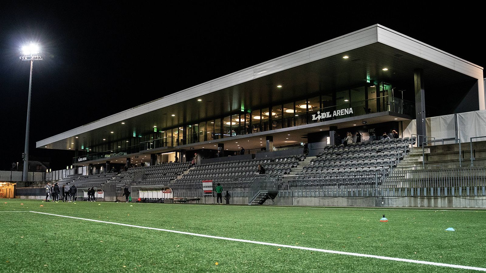 
                <strong>Helvetic Guards</strong><br>
                Ein weiteres der sechs neuen Teams in der Saison 2023 sind die Helvetic Guards aus der Schweiz. Die Franchise kommt aus Zürich, spielt aber 40 Kilometer östlich in Will. Dort ist die LIDL-Arena die Heim-Spielstätte der Guards, die das erste professionelle Football-Team aus Schweiz sind. Das Fußballstadion kann bis zu 6000 Fans fassen.
              