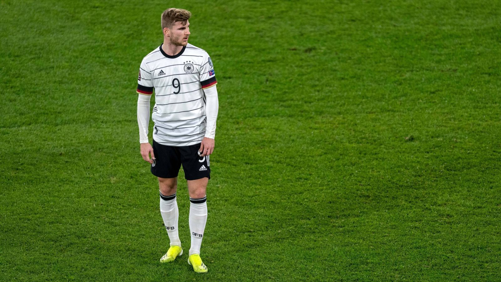 
                <strong>Angriff: Timo Werner (FC Chelsea)</strong><br>
                Der gefühlt am meisten gescholtene Stürmer im Weltfußball ist aktuell Timo Werner. Der gebürtige Stuttgarter kam vor der Saison für knapp 65 Millionen Euro von RB Leipzig zum FC Chelsea und sollte vor allem eines: Tore schießen. Damit tat sich Werner jedoch über weite Teile der Saison schwer, in letzter Zeit läuft es immerhin besser. Werner ist sowohl der beste Torschütze als auch der beste Vorlagengeber der Blues, obwohl er gefühlt die schlechteste Saison seiner Karriere spielt. Werner ist aber mit seinem Tempo und seiner Torgefahr im EM-Kader gesetzt.
              