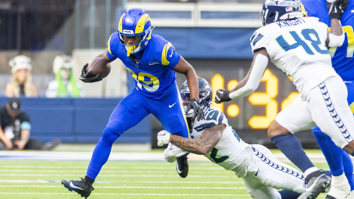 NFL, American Football Herren, USA 2025: Seattle Seahawks Vs Los Angeles Rams Los Angeles Rams wide receiver Xavier Smith 19 escapes a tackle-attempt by Seattle Seahawks cornerback Tre Brown 22 dur...