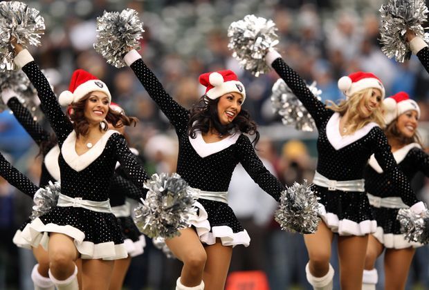 
                <strong>Oakland Raiders</strong><br>
                Ein bisschen schwarz muss immer sein. Es ist schon überraschend, dass die Oakland Raiderettes überhaupt rote Mützen tragen - und nicht in schwarz.
              