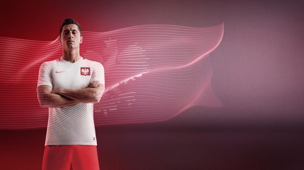 
                <strong>Polen (Heimtrikot)</strong><br>
                Polen (Heimtrikot): Robert Lewandowski präsentiert das Heimtrikot für die polnische Nationalmannschaft. Die Fußballauswahl des osteuropäischen Landes läuft in Weiß und Rot auf. Das sind die Farben der Nationalfahne.
              