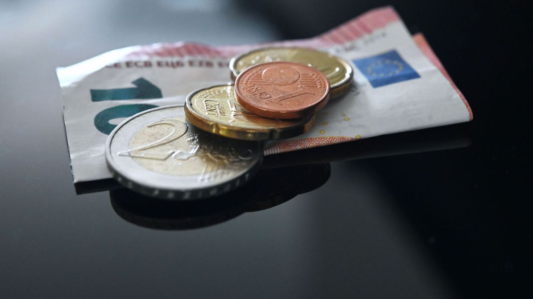 Der allgemeine gesetzliche Mindestlohn in Deutschland soll zum 1. Januar 2024 von 12,00 auf 12,41 Euro und zum 1. Januar 2025 auf 12,82 Euro steigen.