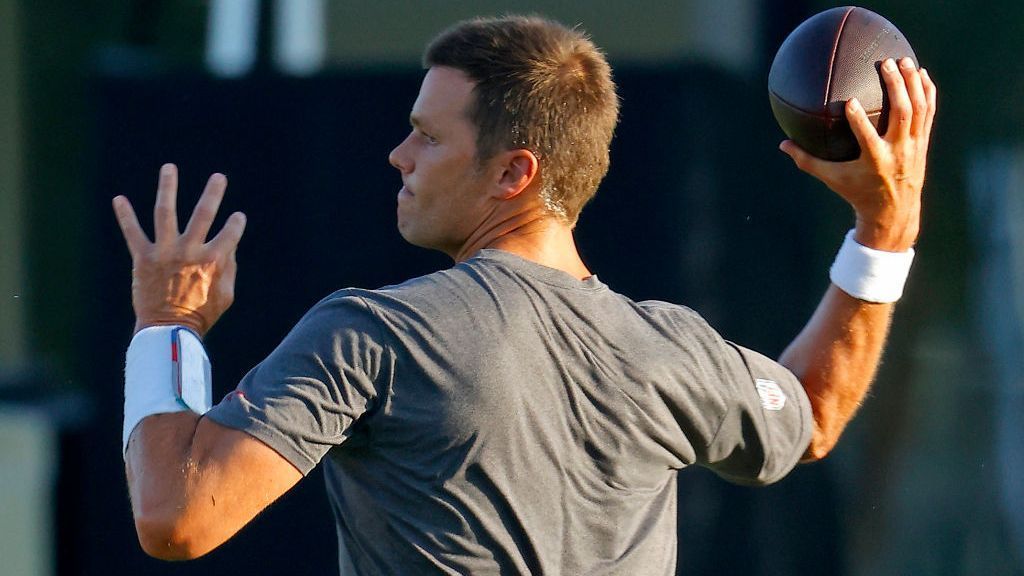 
                <strong>Tom Brady: Die Mega-Vertragsboni von "TB12"</strong><br>
                Die Saison 2020 ist offiziell gelaufen und damit sind auch alle möglichen Vertragsboni ausgezahlt. Einer der großen Abräumer: Tom Brady. Der mittlerweile siebenfache Super Bowl-Sieger holte sich unter anderem auch durch den Super Bowl-Sieg ein bisschen Extra-Taschengeld ab. ran.de zeigt, welche Boni sich der 43-Jährige gesichert hat.
              