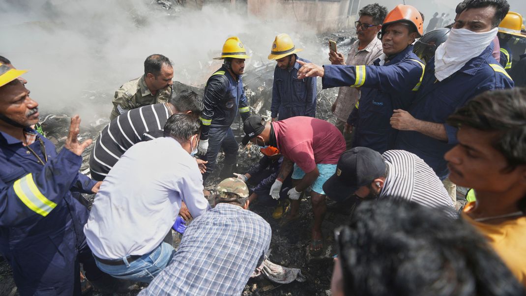 Nach dem Flugzeugabsturz in Indien werden mehr als 200 Tote befürchtet.