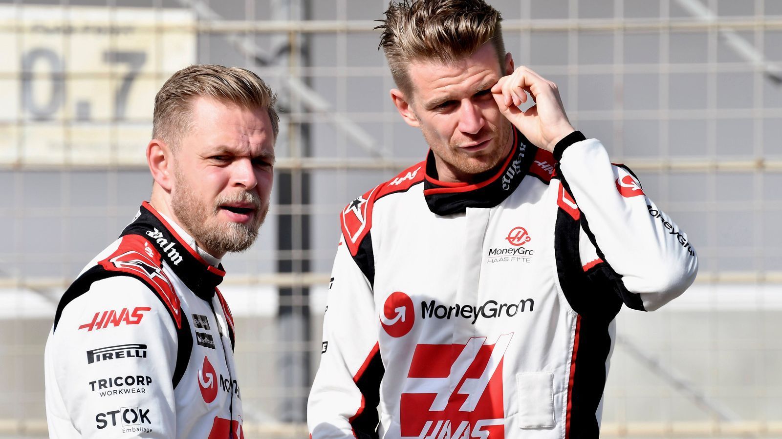 
                <strong>"Suck my Balls"</strong><br>
                Der derbe Spruch ("Suck my Balls") von Kevin Magnussen an Nico Hülkenberg aus dem Jahr 2017 wurde im Vorfeld der neuen Saison natürlich wieder hervorgekramt. Auch der Deutsche ist nicht auf den Mund gefallen, Hülkenberg gibt deftig kontra. Mittendrin ist Teamchef Günther Steiner, der den F1-Rekord für die Anzahl an F-Wörtern in einer Folge von "Drive to Survive" hält. Zwar verstehen sich alle Drei prima und hauen sich immer wieder Sprüche um die Ohren. Die Netflix-Macher müssen dafür aber in der neuen Staffel der Doku eine ganze Folge "wegpiepen".
              