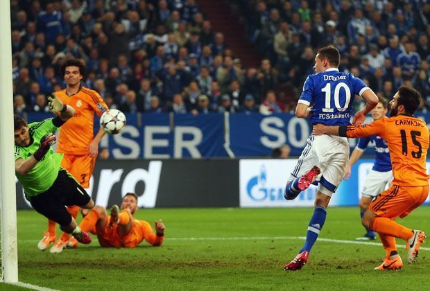 
                <strong>FC Schalke 04 - Real Madrid 1:6</strong><br>
                Die große Schalker Chance vergibt Julian Draxler, der nach einem Missverständnis in der Madrider Abwehr aus vier Metern Schlussmann Iker Casillas anschießt. Auch der Jungstar weiß: Solche Gelegenheiten bieten sich gegen Real nicht allzu oft.
              