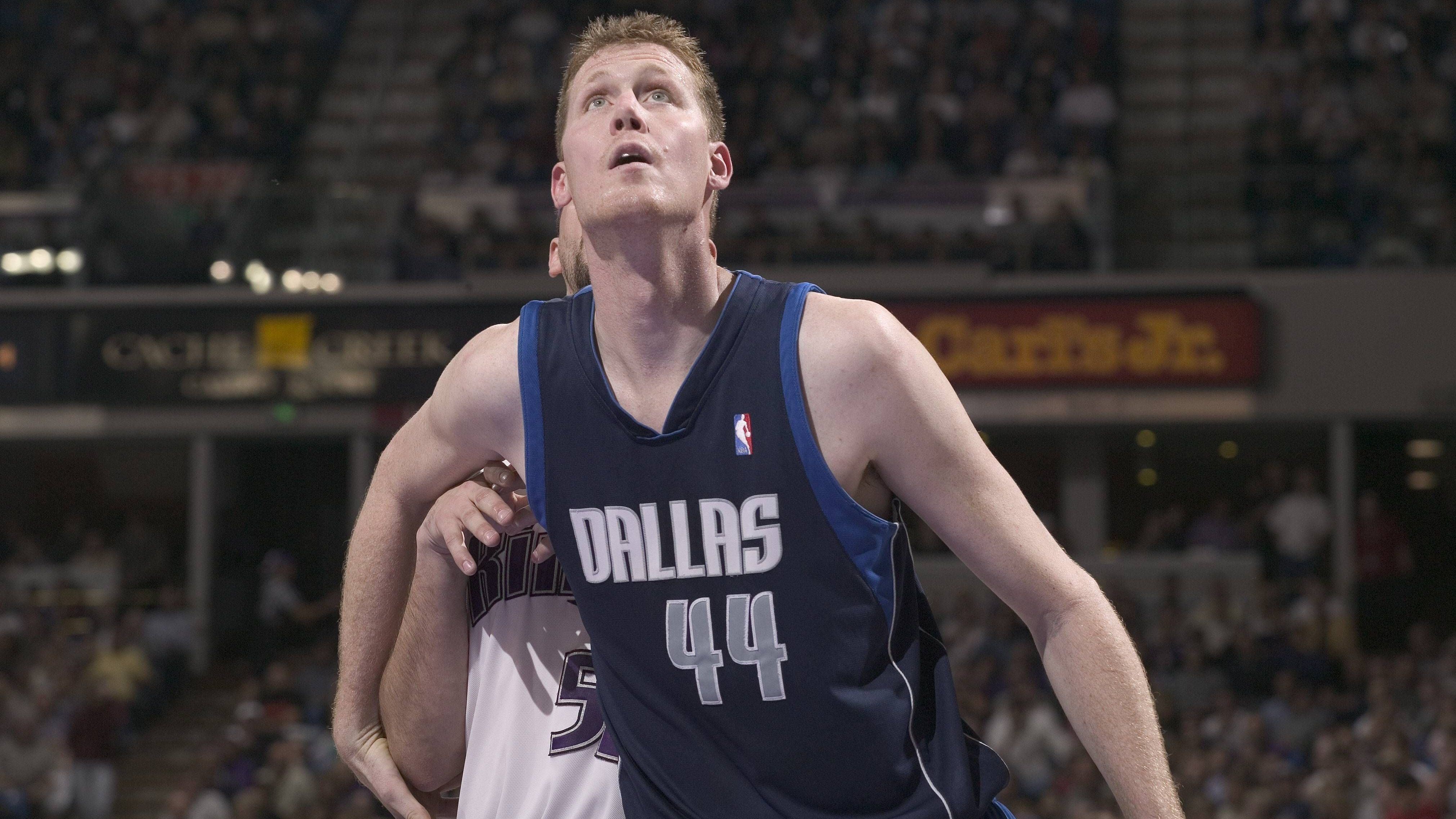 <strong>Shawn Bradley</strong><br>- In der NBA von 1993 bis 2005<br> - Teams: Philadelphia 76ers (1993-1996), New Jersey Nets (1996-1997), Dallas Mavericks (1997-2005)<br>- Spiele (Regular Season und Playoffs): 832 und 43<br>- Statistiken (Regular Season): 8.1 Punkte, 6.3 Rebounds