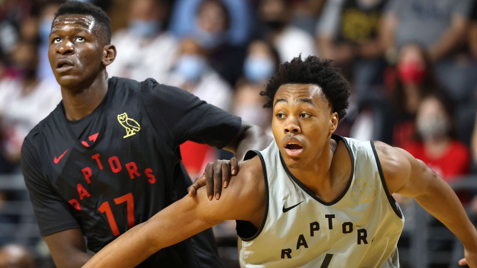 
                <strong>Isaac Bonga (Toronto Raptors)</strong><br>
                Bei den Olympischen Spielen war Isaac Bonga für Deutschland im Einsatz, nun geht es für ihn wieder in der NBA weiter. So verkündeten die Toronto Raptors, dass sie den vielseitigen Forward verpflichtet haben. Bonga hatte die beiden vorherigen Spielzeiten bei den Washington Wizards verbracht, konnte sich aber nicht durchsetzen. Bonga wurde wie Moritz Wagner 2018 von den L.A. Lakers im Draft ausgewählt und bestreitet nun seine vierte Saison in der besten Basketballliga der Welt, über die Rolle des Ergänzungsspielers kam er bislang nicht hinaus.
              