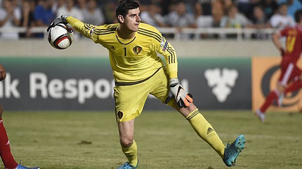 
                <strong>Torwart: Thibaut Courtois (Belgien)</strong><br>
                Torwart: Thibaut Courtois (Belgien). Im Kasten steht nicht etwa Welttorhüter Manuel Neuer, sondern der Schlussmann vom FC Chelsea. In seinen acht Einsätzen auf dem Weg nach Frankreich kassiert der 23-Jährige nur drei Treffer. Die beiden abschließenden Partien verpasst er wegen eines Meniskusrisses.
              