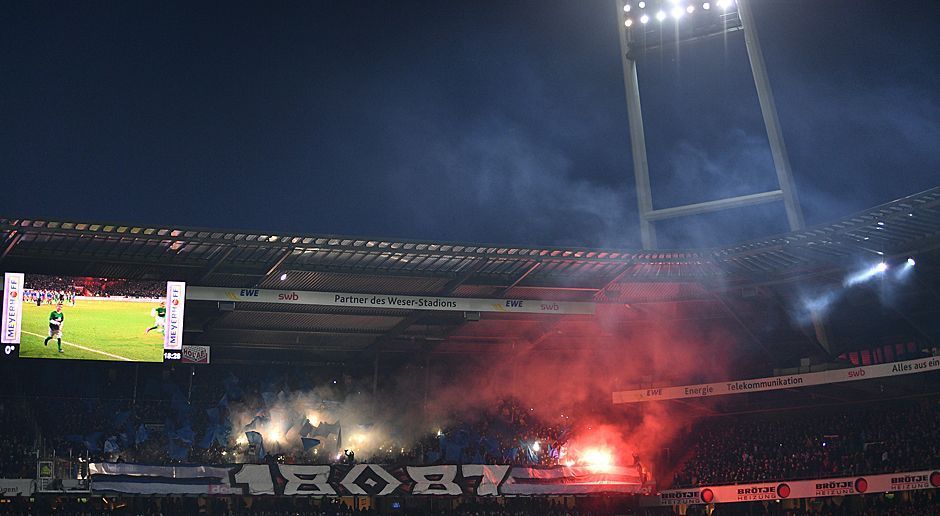 
                <strong>Nordderby: Das machten die Fans</strong><br>
                Einige Gäste sollen Pyrotechnik vor dem Spiel über einen Rucksack ins Stadion geschmuggelt haben. Die Tasche mit den Feuerwerkskörpern wurden laut Sky-Informationen einfach über die Zäune der Anlage geworfen.
              