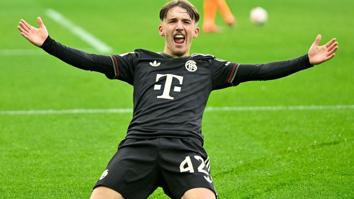 Karl jubelt nach seinem Treffer in Mönchengladbach