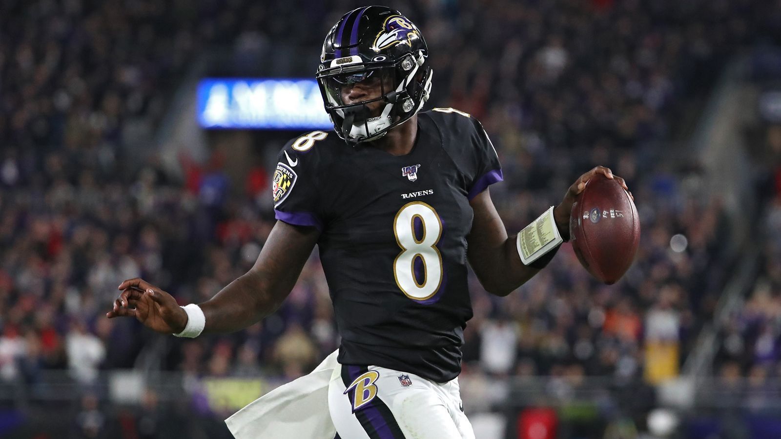 
                <strong>Gewinner: Lamar Jackson</strong><br>
                Woche um Woche versetzte Lamar Jackson mit seinen Läufen und Würfen NFL-Fans in Staunen. Völlig zurecht und einstimmig gewann er für seine Perfomance während der regulären Saison den MVP-Award. Mit 1206 erlaufenen Yards stellte er einen neuen Rekord für die meisten Rushing Yards eines Quarterbacks in einer Spielzeit auf.
              