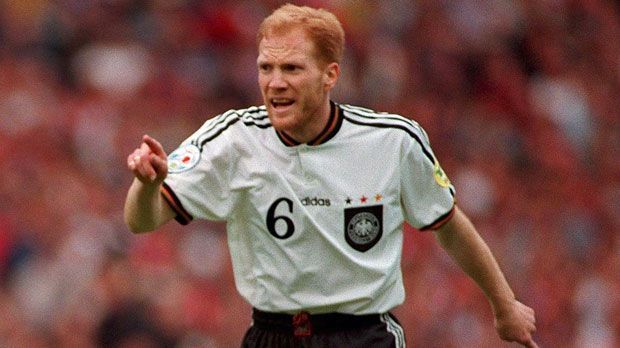 
                <strong>Matthias Sammer anno 1996</strong><br>
                Am 19. Dezember 1990 gab er als erster Ostdeutscher sein Debüt für die BRD. Mit der DFB-Elf feierte der "Feuerkopf" 1996 seinen größten Erfolg. Der Leitwolf führte die Mannschaft zum Titel und wurde zudem zu Europas Fußballer des Jahres gewählt.
              