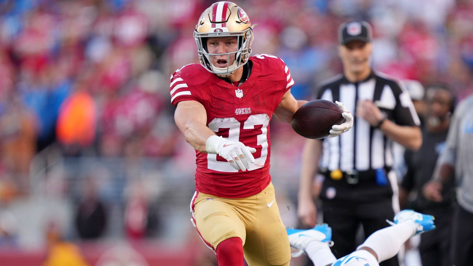 <strong>Platz 1: Christian McCaffrey</strong><br><strong>Team:</strong> San Francisco 49ers<br><strong>Position:</strong> Running Back<br>Also sind 16 Spieler von den 49ers in dieser Top 30 - aber in den Top 10 sind es sogar 7:3 für San Francisco. Ganz oben thront der eigentliche MVP. In jedem "Crucial Moment" gehen die Blicke auf ihn. CMC ist nicht zu stoppen. Rollt er erstmal los, ist das Spiel so gut wie durch. Wenn die Chiefs ihn nicht stoppen, nützt die beste Hogwarts-Zauber-Ausbildung von Mahomes nichts.