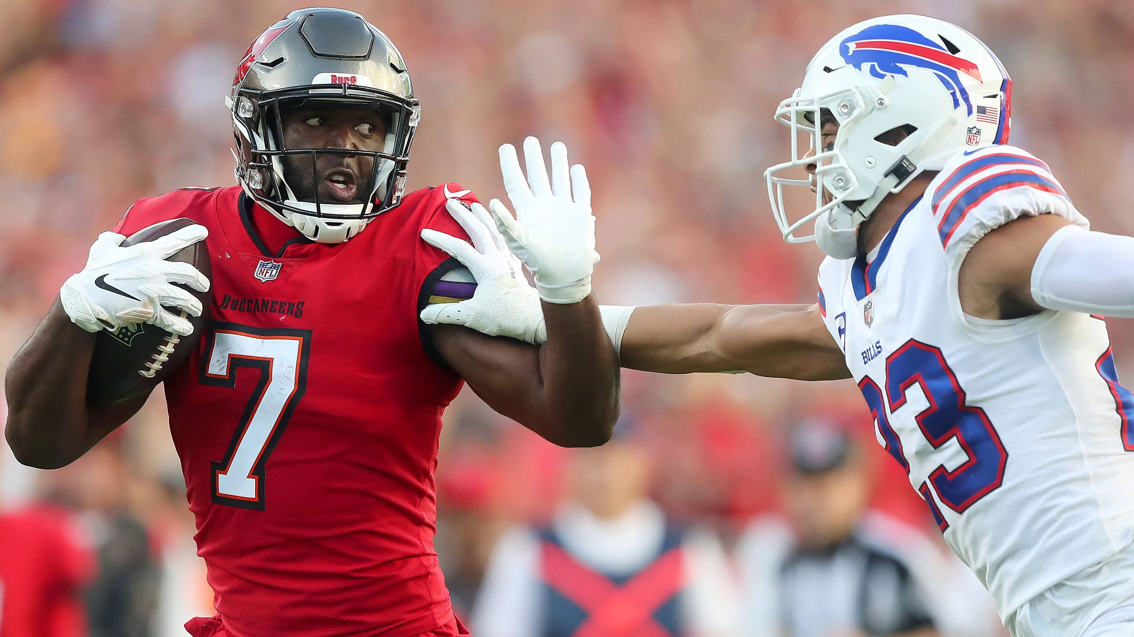 
                <strong>Buffalo Bills</strong><br>
                Bei den Buffalo Bills steht Star-Running-Back Devin Singletary vor einer Free Agency. Sollte er nicht in Buffalo bleiben, dürften die Bills dort noch einmal nachjustieren. Zwar hat General Manager Brandon Beane bereits angekündigt, dass "Backup" James Cook in Zukunft eine größere Rolle spielen soll, dass der 23-Jährige aber Ballträger Nummer 1 wird, ist unwahrscheinlich. Das Laufspiel perfekt ergänzen würde Fournette, der sich die Aufgaben mit Cook teilen würde.
              