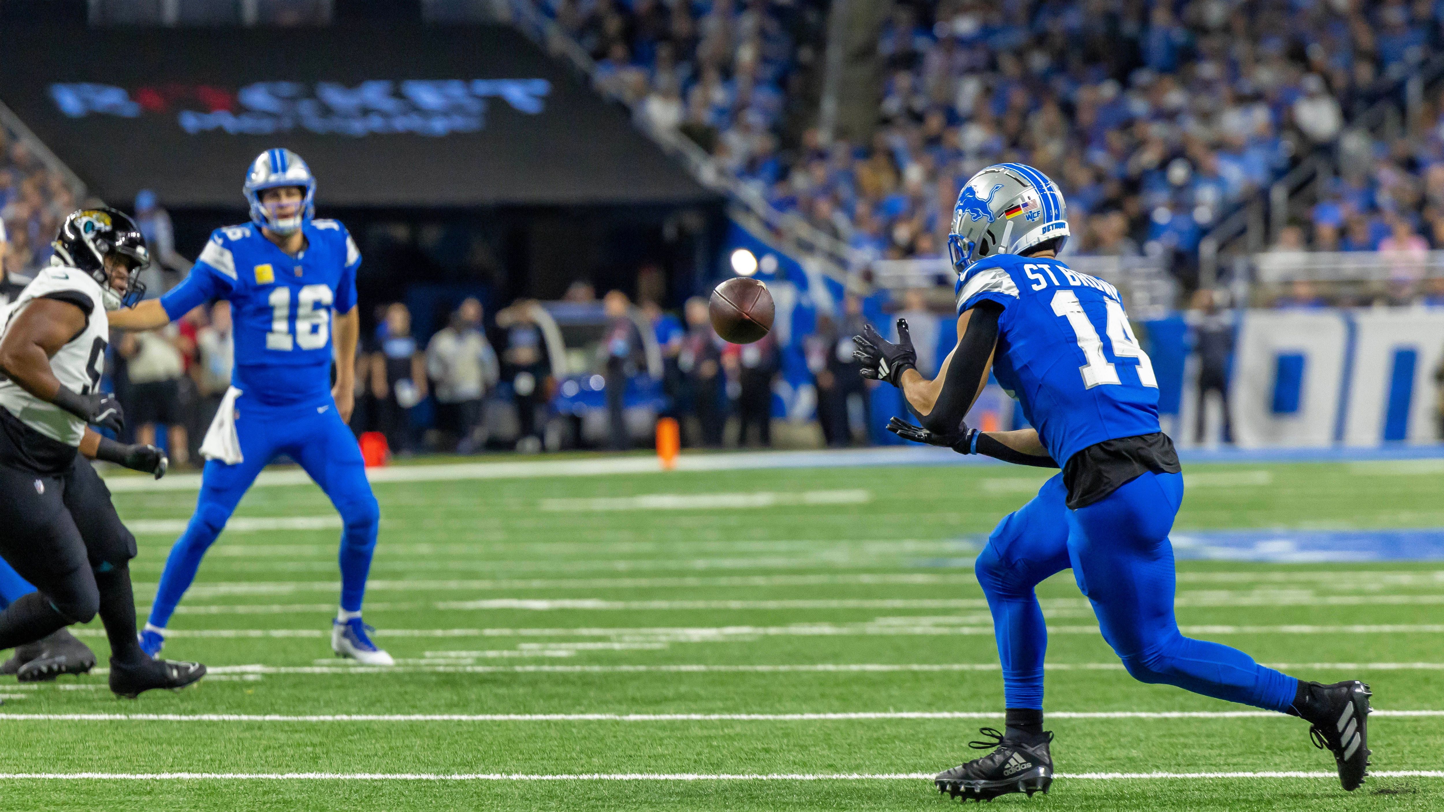 <strong>Platz 1: Jared Goff und Amon-Ra St. Brown</strong><br>Die Detroit Lions sind das heißeste Team der Saison und Quarterback Jared Goff und Receiver Amon-Ra St. Brown lassen Rekorde purzeln. Kürzlich schnappte sich der Deutsch-Amerikaner 30 Pässe von Goff in Serie. Kein Wunder also, dass das Passer Rating des Quarterback bei <strong>137,6</strong> liegt, wenn er auf St. Brown wirft.