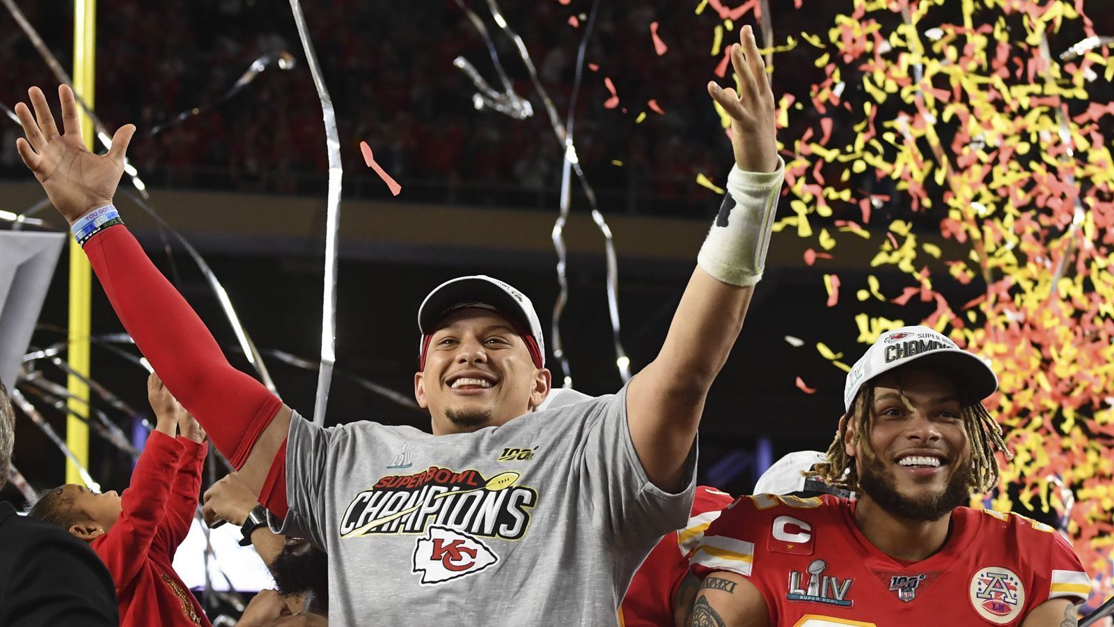 
                <strong>Super Bowl: Patrick Mahomes jüngster Quarterback-SB-MVP</strong><br>
                Patrick Mahomes hat den Super Bowl 54 geprägt. Nach dem spektakulären 31:20-Sieg gegen die San Francisco 49ers wurde der Quarterback der Kansas City Chiefs zum Most Valuable Player (MVP) des Spiels ausgezeichnet. Ihm gelangen 286 Passing Yards und zwei Touchdown-Pässe, zudem lief er einmal selbst in die Endzone. Vor allem aber war er Garant für die Aufholjagd im letzten Viertel, als die Chiefs 21 Punkte schafften. Er ist mit seinen 24 Jahren der jüngste Quarterback, der zum Super-Bowl-MVP gewählt wurde.
              