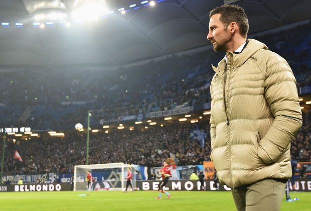 
                <strong>Joe Zinnbauer (17. September 2014 - 22. März 2015)</strong><br>
                Der Trainerposten beim Hamburger SV bleibt ein Schleudersitz. Jetzt erwischte es Joe Zinnbauer. Der Coach war - inklusive Interimstrainer - schon der 13. HSV-Trainer in gut zehn Jahren, mit 1,11 Punkten pro Spiel blieb er recht erfolgslos. ran.de präsentiert die Vorgänger
              