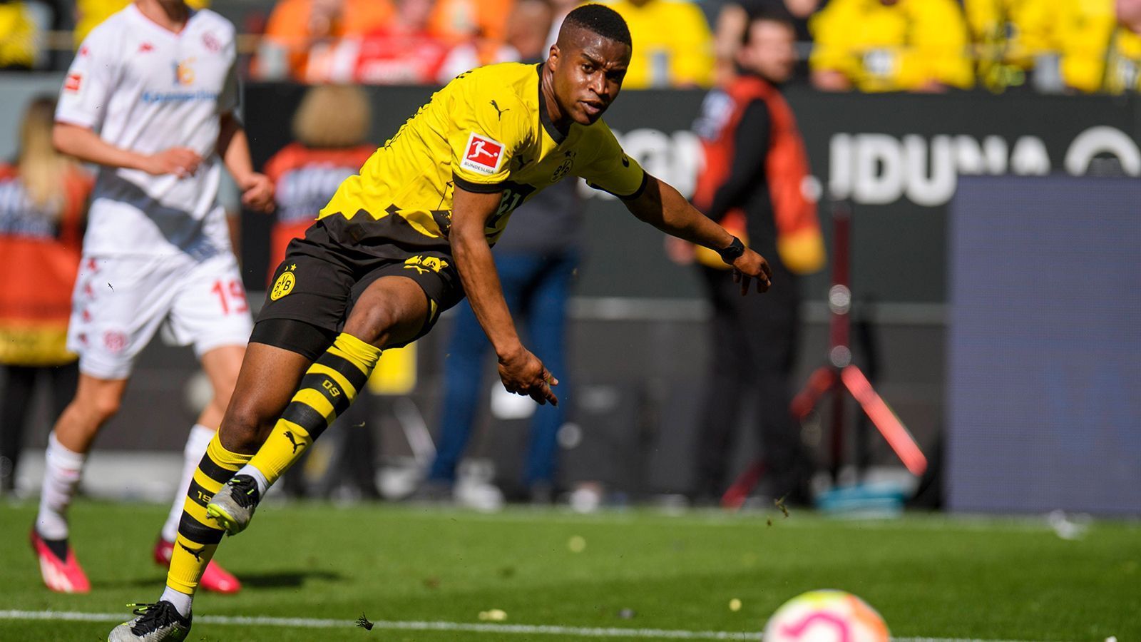 
                <strong>Youssoufa Moukoko </strong><br>
                &#x2022; Position: Angriff<br>&#x2022; Verein: Borussia Dortmund<br>&#x2022; U21-Länderspiele: 5<br>&#x2022; Tore: 6<br>
              
