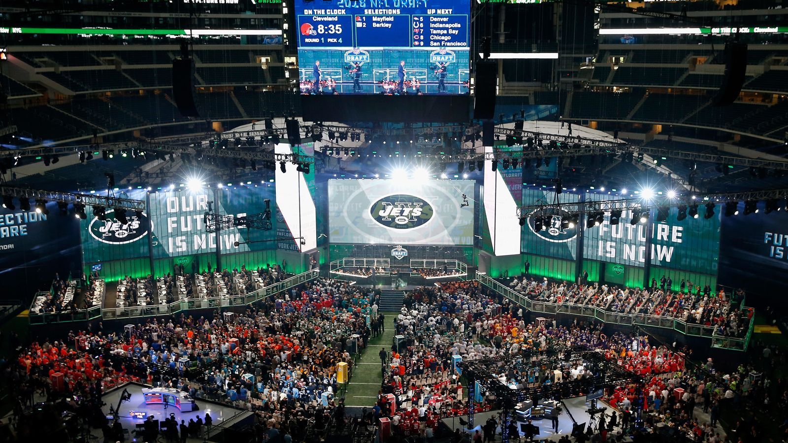 
                <strong>New York Jets</strong><br>
                1. Runde, Pick 11: OT Mekhi Becton2. Runde, Pick 59: WR Denzel Mims3. Runde, Pick 68: S Ashtyn Davis3. Runde, Pick 79: DE Jabari Zuniga4. Runde, Pick 120: RB La'Mical Perine4. Runde, Pick 125: James Morgan4. Runde, Pick 129: G Cameron Clarke5. Runde, Pick 158: CB Bryce Hall6. Runde, Pick 191: P Braden Mann
              