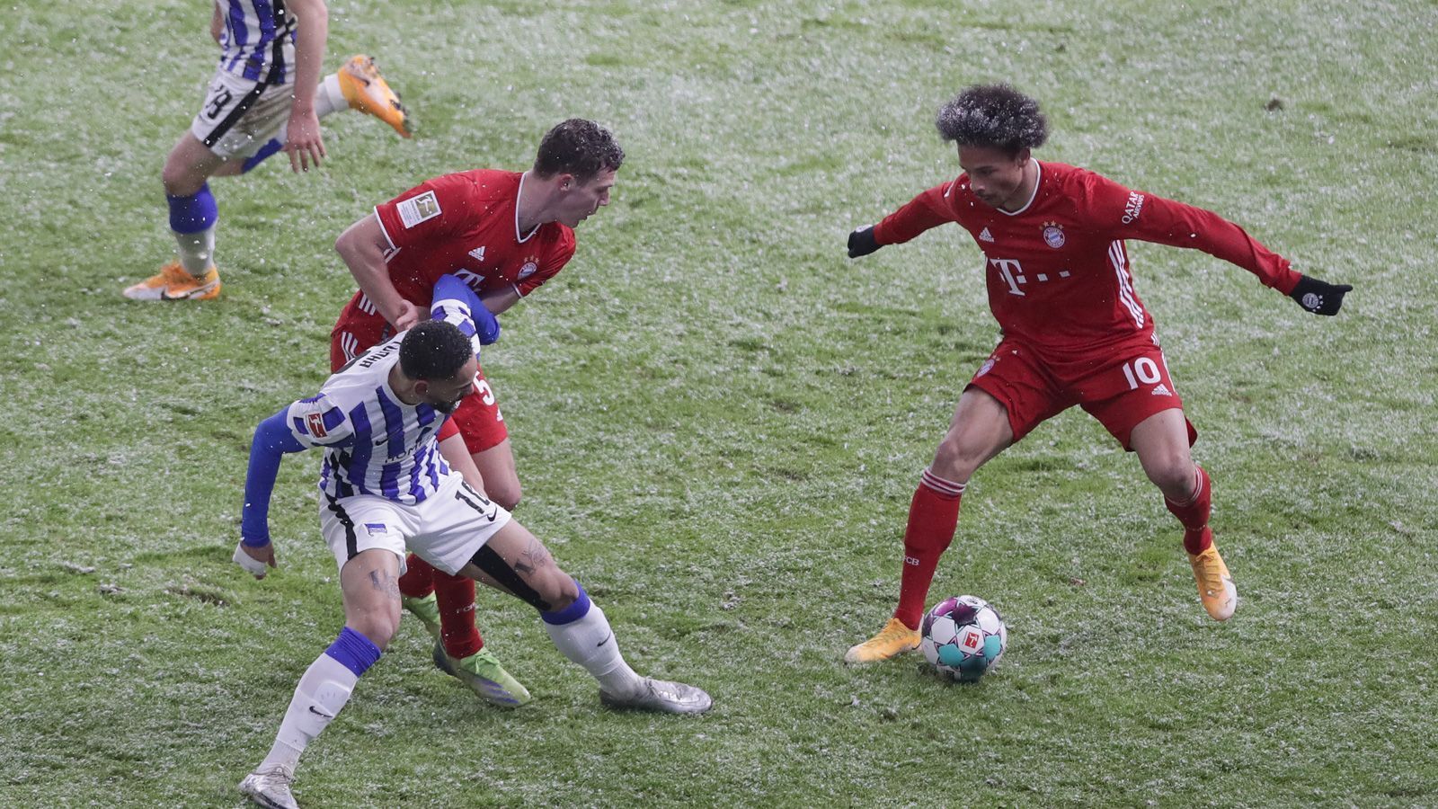 
                <strong>Die Noten der Bayern-Stars nach dem Sieg in Berlin</strong><br>
                Der FC Bayern hat das Vorprogramm zur FIFA-Klub-Weltmeisterschaft erfolgreich absolviert. Bei Hertha BSC fuhr der Rekordmeister einen knappen 1:0-Erfolg ein und setzt sich direkt im Anschluss in den Flieger nach Doha in Katar. In einer verschneiten ersten Halbzeit stachen einige Akteure heraus, im zweiten Durchgang ließen die Bayern dann aber deutlich nach. Insbesondere ein sonstiger Garant für Fabelnoten enttäuscht im Olympiastadion. Die Bayern-Stars in der Einzelkritik.
              