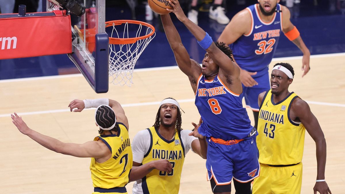 Sport Bilder des Tages New York Knicks OG Anunoby (8) dunks over Indiana Pacers Andrew Nembhard (2), Myles Turner (33) and Pascal Siakam (43) during the first quarter of the Eastern Conference Fina...