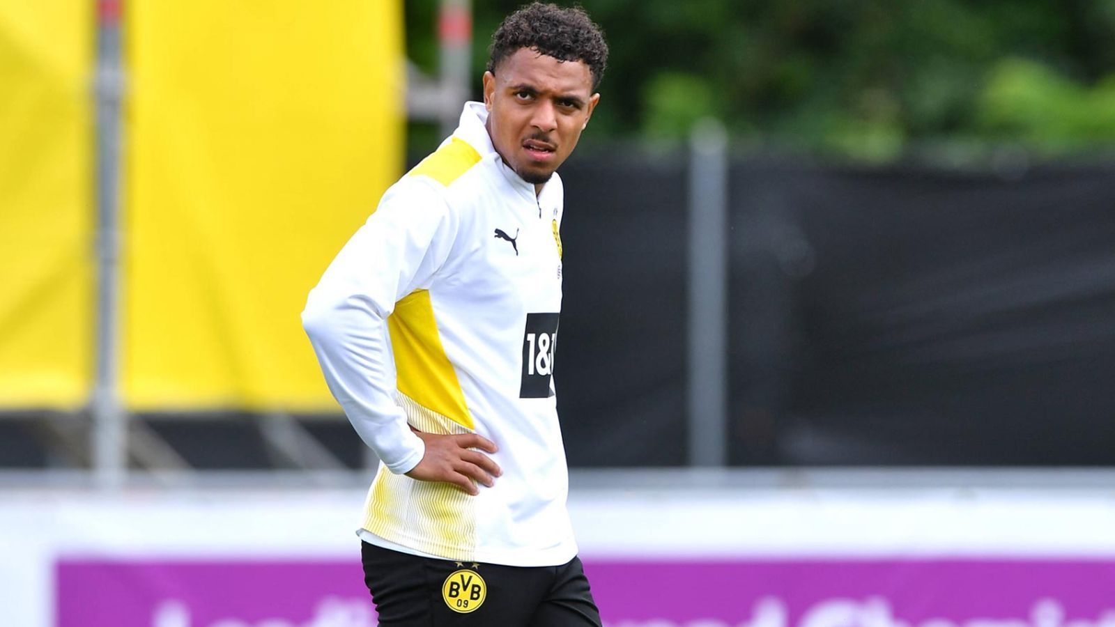 
                <strong>Donyell Malen (Borussia Dortmund)</strong><br>
                Der Transfer von Donyell Malen von der PSV Eindhoven zu Borussia Dortmund ist nach langer Hängepartie fix. Der Niederländer erhält einen Vertrag bis 2026. Über die genaue Höhe der Ablösesumme wurde zunächst noch nichts bekannt, Malen dürfte mit einem Marktwert von rund 30 Millionen Euro aber einer der teuersten Neuzugänge in der Geschichte der Borussia sein. Malen soll der Nachfolger von Jadon Sancho werden, der zu Manchester United gewechselt ist. "Borussia Dortmund ist ein europäischer Top-Klub, der in der Bundesliga immer ganz oben mitspielt und auch in der Champions League hohe Ansprüche an sich selbst hat. Ich kann es kaum erwarten, mit meinen neuen Teamkollegen auf dem Platz zu stehen, mich mit den Besten messen zu können. Und natürlich bin ich gespannt auf die Fans und das Stadion, von dem ganz Europa schwärmt", sagte der 20-jährige Stürmer, der von der PSV Eindhoven kommt.
              