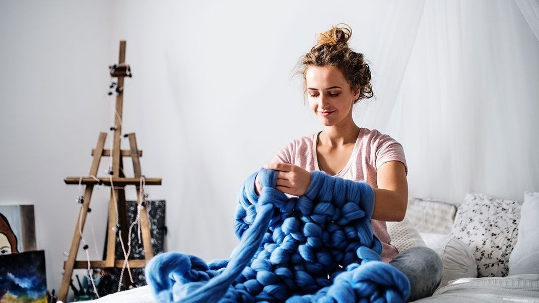 Twist it baby! Bindet eure Haare locker am Kopf mit einem Haargummi zusammen – dabei könnt ihr ganz individuell die Intensität bestimmen.