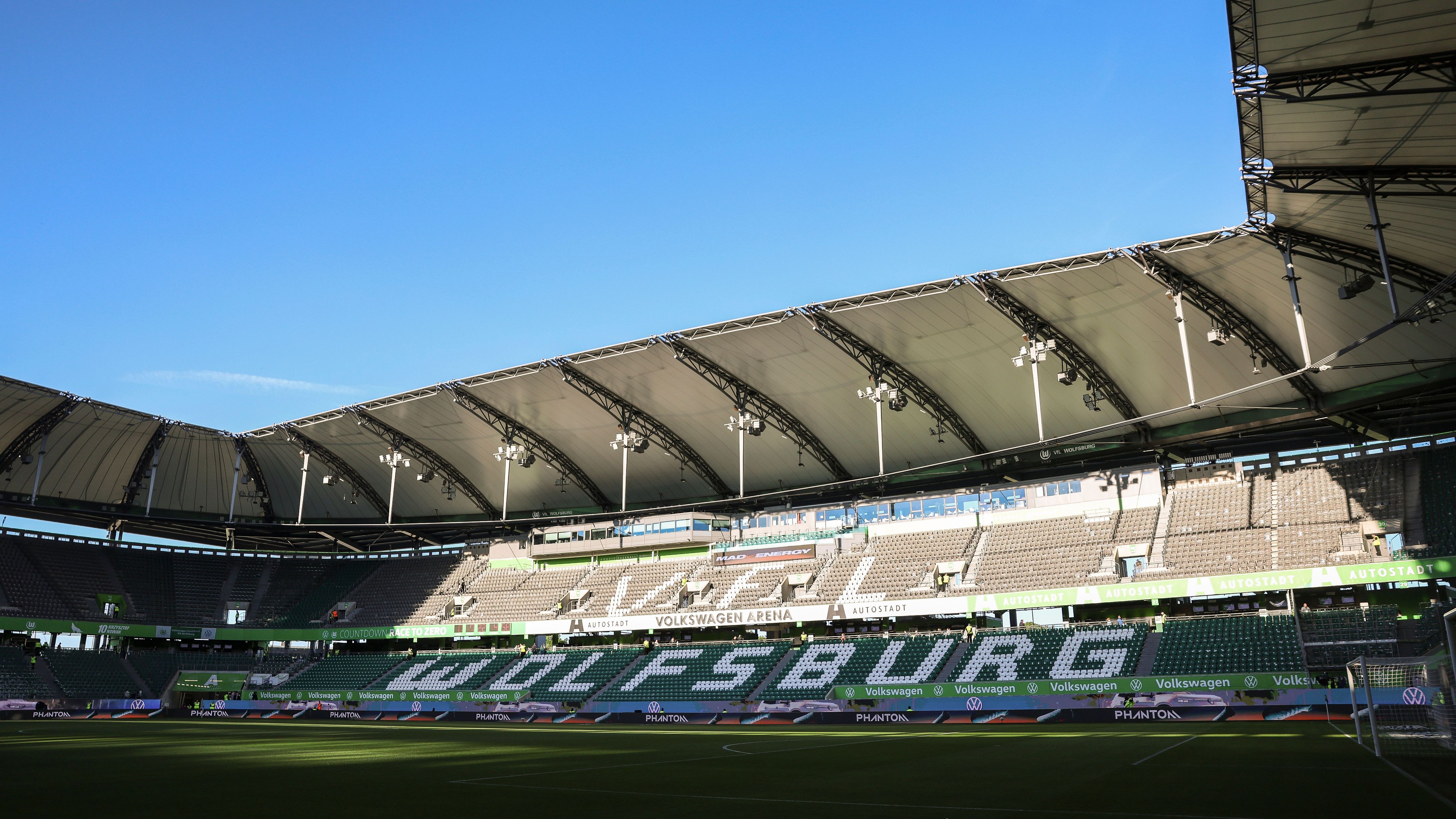 <strong>VfL Wolfsburg</strong><br>VW zieht sich zurück, Amazon übernimmt beim <strong>VfL Amazon Wolfsburg</strong>: Same Location, neue Infrastruktur. Die Arena heißt jetzt "PrimePark" – mit 5-Minuten-Drohnenlieferung für Currywurst und Bier.