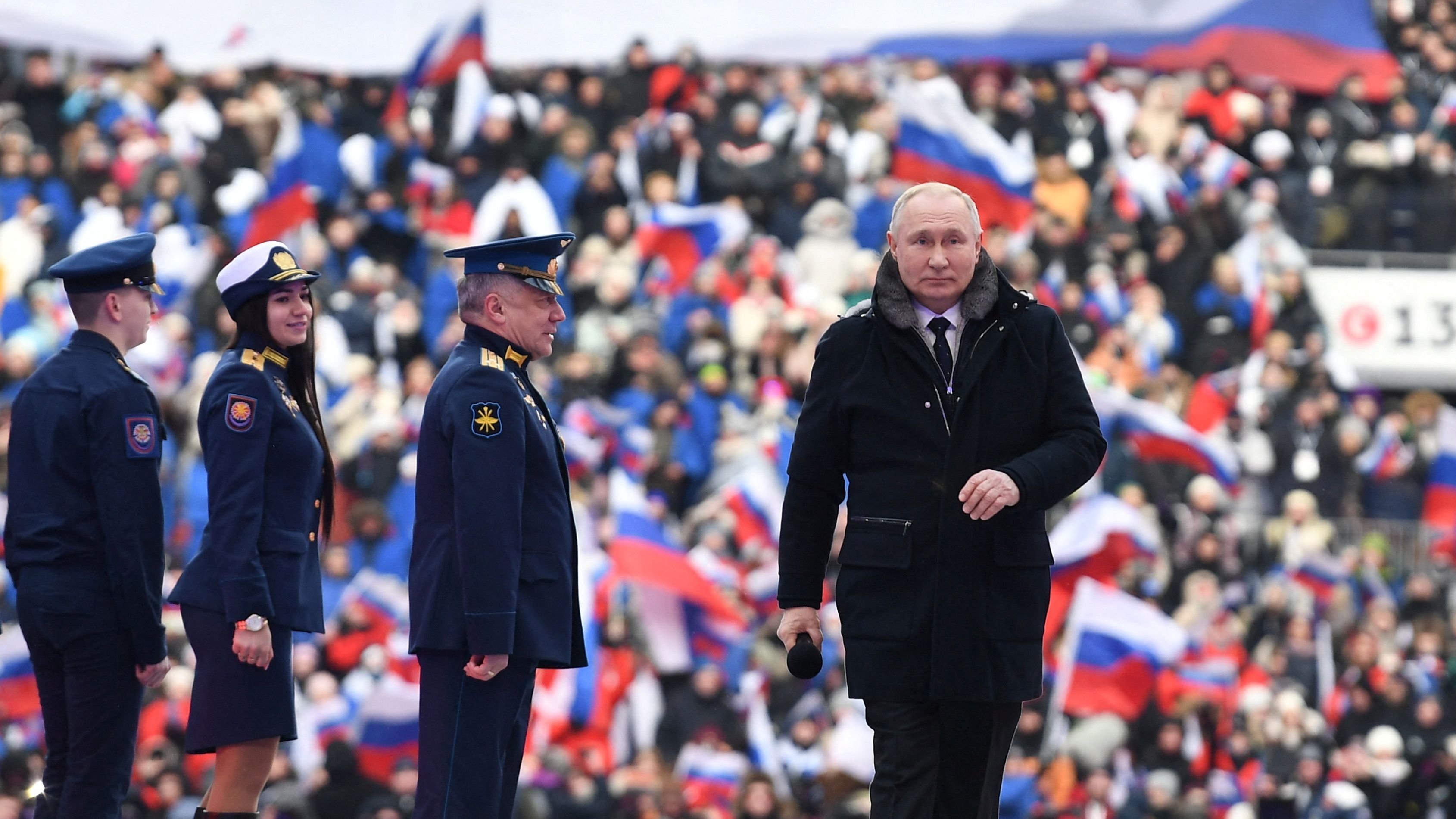 Wladimir Putin vor der tosenden Menge - viele davon sind Berichten zufolge bezahlte Statisten.