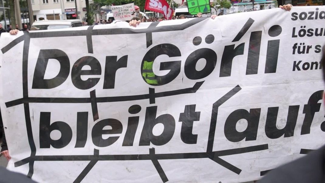 Rund 900 Menschen demonstrierten am Montagabend in Kreuzberg gegen den geplanten Zaunbau.