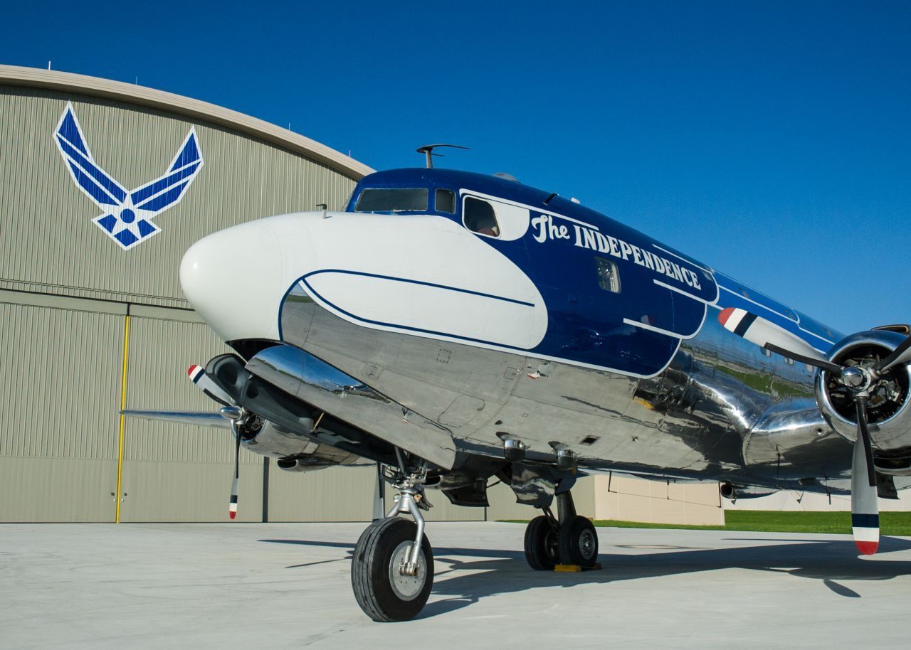 Es folgte die VC-118 Liftmaster Independance für Präsident Harry S. Truman, benannt nach seinem Heimatort in Missouri. Es war das erste Präsidentenflugzeug, das auch äußerlich verändert war: der Flieger war als stilisierter Weißkopf-Seeadler lackiert, dem Wappenvogel der Vereinigten Staaten.